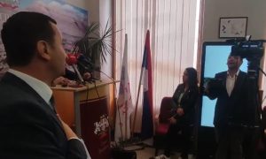 “Gdje su pare?”: Haos u skupštini, žestok okršaj Ćurića i Vukanovića VIDEO