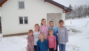 Zbog duga od 300 KM bila isključena: Devetočlana porodica Galešić dobila struju