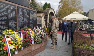 Obilježavanje Mitrovdana: Na banjalučkom groblju Sveti Pantelija položeni vijenci