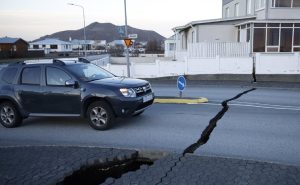 Raste strah od erupcije vulkana: Pukotine na ulicama Islanda kao upozorenje