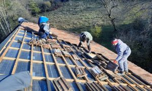 Radna akcija u Lukavcu: Postavljen prvi krov na srpskoj kući nakon 28 godina