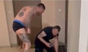 Situacija oko braće Hofman se ne smiruje: Miljan tuče čovjeka koji kleči na podu VIDEO