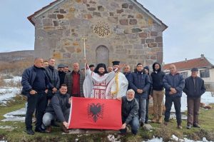 Zauzeo crkvu na Kosmetu: Albanac se predstavlja kao pravoslavni sveštenik VIDEO