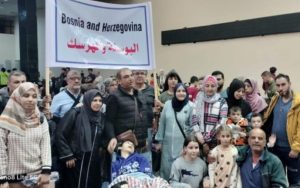 Avion sletio u Sarajevo: U BiH stigla prva grupa Palestinaca