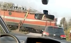 Voz prolazi, a rampa podignuta: Opasnost na ovom pružnom prelazu u Banjaluci