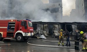 Oštećena i obližnja zgrada: Požar na sarajevskoj pijaci stavljen pod kontrolu VIDEO