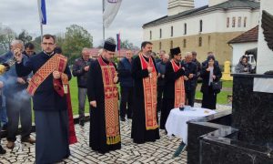 Položeno cvijeće na spomen obilježje: U Obudovcu služen pomen za poginule borce VRS i civilne žrtve rata