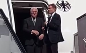Čekao u avionu: Niko nije dočekao njemačkog predsjednika u Kataru VIDEO