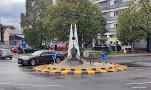 Kome je ispala? Ogromna štipaljka na kružnom toku u centru Banjaluke FOTO/VIDEO