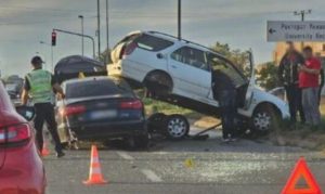 Strašne scene sa autoputa: Točkovi odvaljeni, vozila uništena