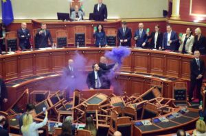 Haos u albanskom parlamentu: Opozicija prevrnula stolice i aktivirala dimnu bombu VIDEO