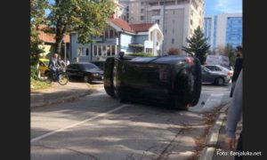 Saobraćajka u Banjaluci: Prevrnuo se automobil, čeka se policija