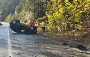 Nezgoda pred tunelom: Automobil završio na krovu