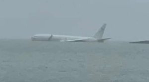 Izbjegnuta tragedija: Avion promašio pistu, pa upao u more VIDEO