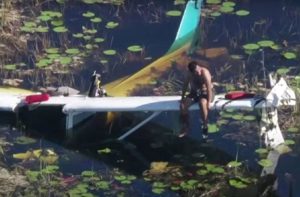 Strava! Avion se srušio u močvaru s krokodilima, pilota spasavali helikopterom VIDEO