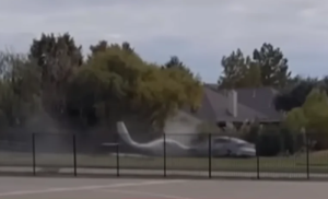 Bizarna nesreća! Slijetao avionom pa udario u auto – troje povrijeđenih VIDEO