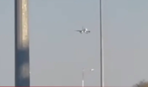 Zastrašujući snimak! Vjetar okrenuo avion, reakcija pilota oduševila svijet VIDEO