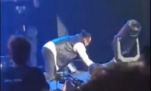Pjevač doživio neprijatnost na koncertu: Željko Bebek se srušio na bini VIDEO