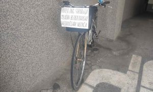 Neobičan protest u centru Banjaluke: Evo šta poručuje jedan vozač bicikla FOTO