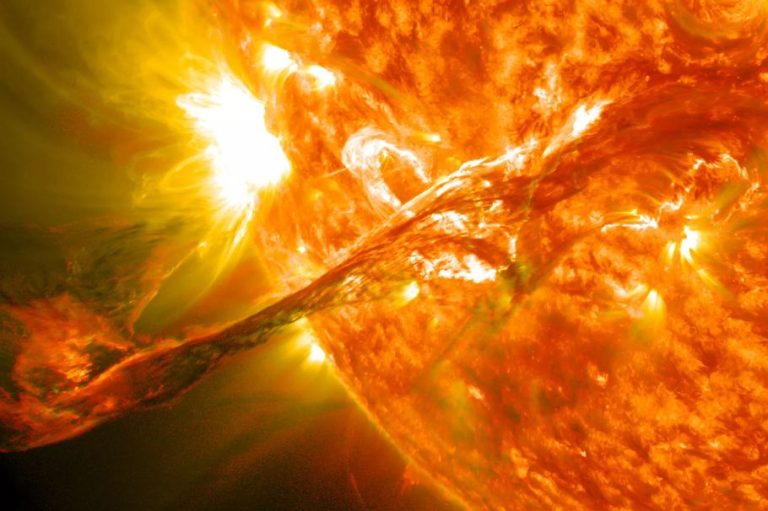Zemlja na udaru jake magnetne oluje zbog eksplozija na Suncu