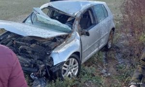 Automobil završio u njivi: Smrskano vozilo izvlačili mještani