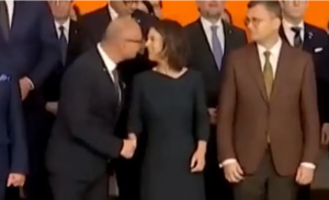 Pokušao poljubiti ministarku – ona se izmakla: Blam hrvatskog šefa diplomatije VIDEO