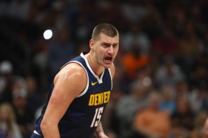 Unosio se sudiji u lice: Jokić isključen, Denver slavio u Detroitu VIDEO