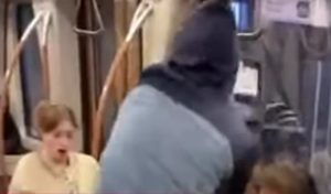 Jutjuber zaradio prijavu: Prosuo kantu izmeta na glavu putnika u javnom prevozu VIDEO