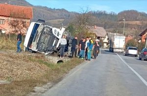 Vozaču nije bilo spasa: Kamionom sletio sa puta, na mjestu ostao mrtav