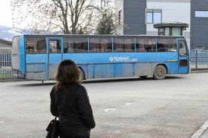 Svako se snalazi kako zna i umije: Stanovnici Kneževa autobus čekaju kao ozebao sunce