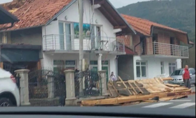 Stablo na putu Banjaluka – Teslić: Olujni vjetar skinuo krov sa kuće