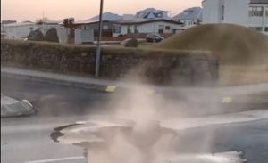 Na Islandu dramatično: Dijelovi grada tonu, ispod kuća lava VIDEO