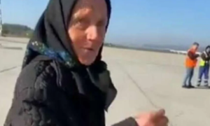 Starica prvi put leti avionom! Majka putuje u tuđinu da vidi svoju djecu VIDEO