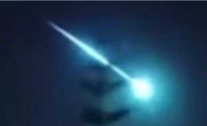 Vatrena lopta na nebu! Snimak meteora “probudio” teoretičare zavjere VIDEO
