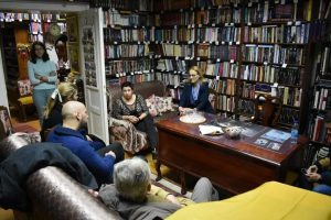Književnik Milan Ružić u Banjaluci: Posjetio biblioteku „Sestre Gajić“