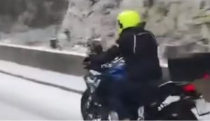 Kuda je krenuo: Prolaznici snimili pad motoriste na snijegu VIDEO