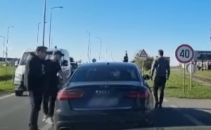 Policija sve gledala i pustila napadače: U Vukovaru napadnuto vozilo sa srpskim tablicama VIDEO
