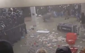 Uhapšeno na desetine huligana: Sukob policije i navijača u Frankfurtu VIDEO