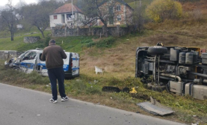 Sudar službenog vozila i dva kamiona! Težak udes – među povrijeđenima i policajci