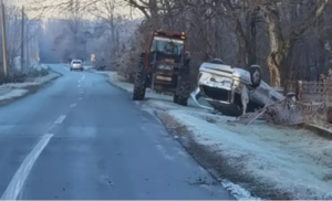 Vozači, oprez! Nesreća u Gradišci, automobil završio na krovu pored puta