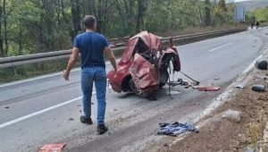 Auto presječen na pola! Strašan prizor nakon nesreće u kojoj je poginula jedna osoba FOTO