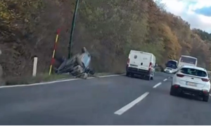 Oprez zbog nesreće! Vozilo na krovu, jedna osoba povrijeđena VIDEO