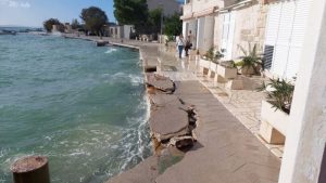 “Hrvatske vode” upozorile: Poplavljena šetališta gradova na moru