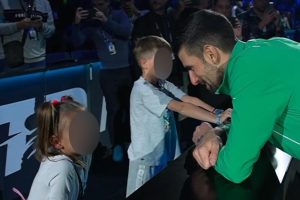 U svlačionici ugostio omiljenu ekipu: Kćerka i sin imitirali Novaka nakon pobjede VIDEO