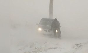 Snježna oluja pogodila Rumuniju: Mećava paralisala zemlju, vozila zaglavljena u smetovima, ima i mrtvih VIDEO