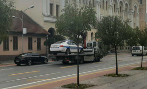 Nesvakidašnja scena u centru Banjaluke! Pauk odvezao policijski automobil