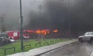 Požar u sarajevskom naselju: Gori pijaca, čuju se i eksplozije FOTO