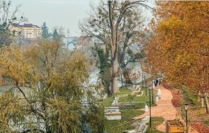 Završeni svi radovi: Čaroban jesenji izgled plaže između Gradskog i Zelenog mosta FOTO