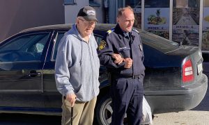 Policajac pomogao penzioneru: Gest koji je sve oduševio FOTO