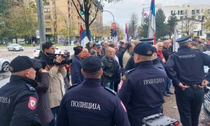 “Nema raja bez rodnoga kraja”: Borci zapjevali ispred prostorije SDP-a VIDEO